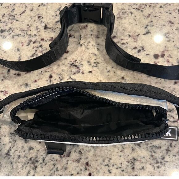 MVRK Women & Men Unisex Waist Bag Pack - Waterproof Crossbody Bag - Picture 6 of 7